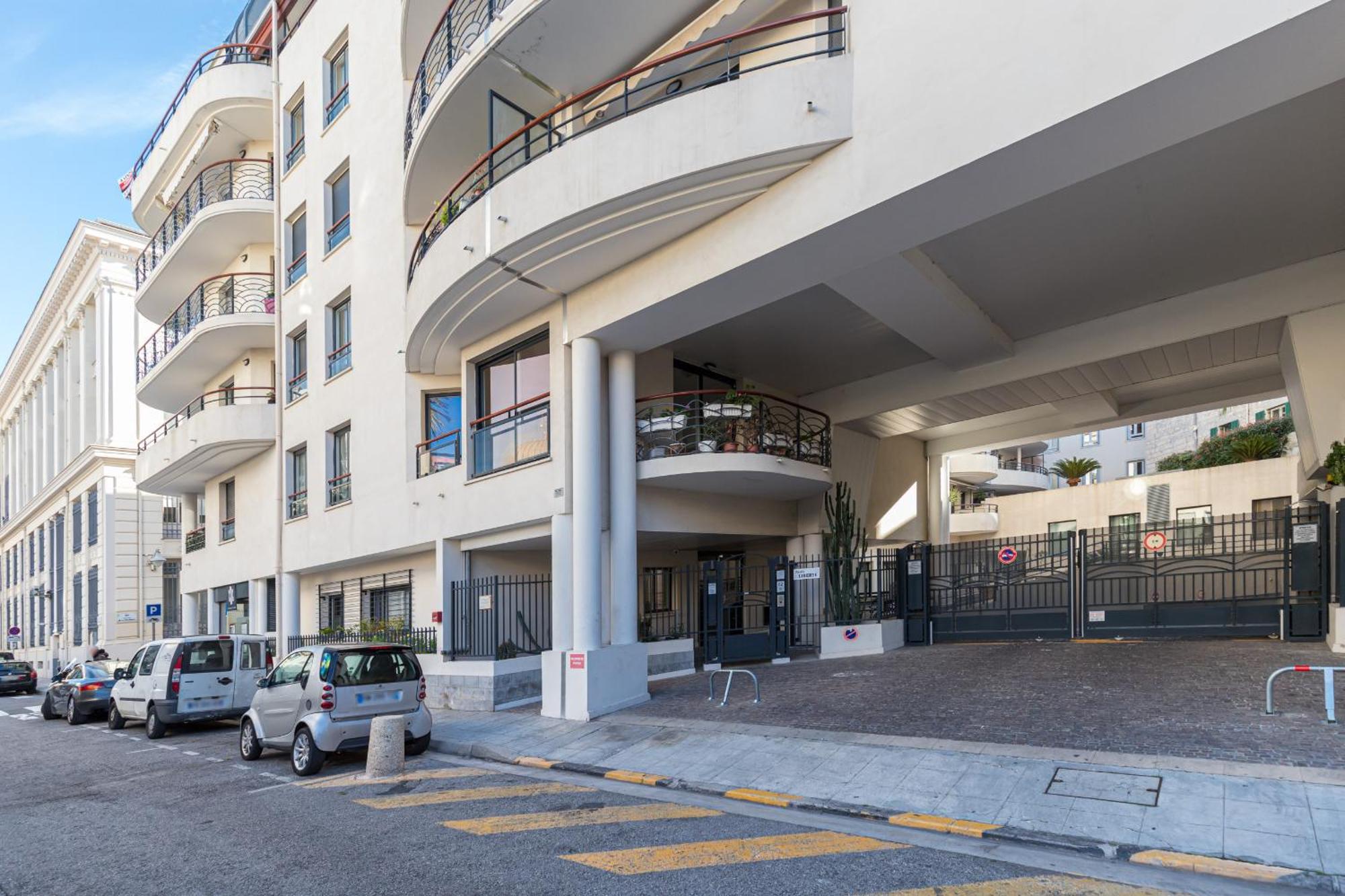 Nice 1 Bedroom Downtown Carre D'Or With Garage Exterior photo