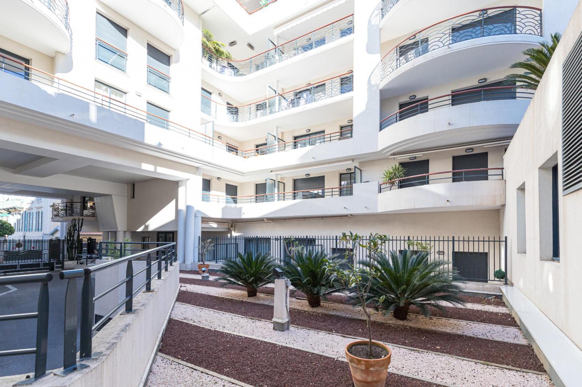 Nice 1 Bedroom Downtown Carre D'Or With Garage Exterior photo