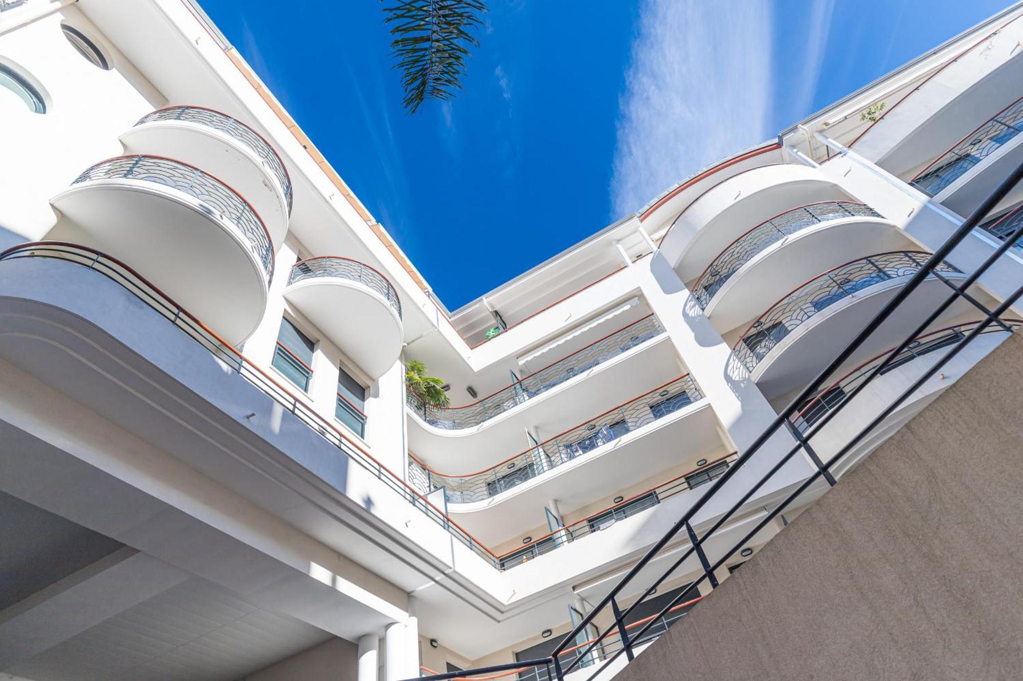 Nice 1 Bedroom Downtown Carre D'Or With Garage Exterior photo